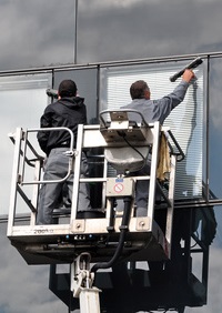 Maler bei Renovationsarbeiten an einem Fenster